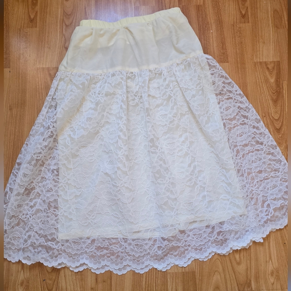 Chic Lace Maxi Skirt in Cream